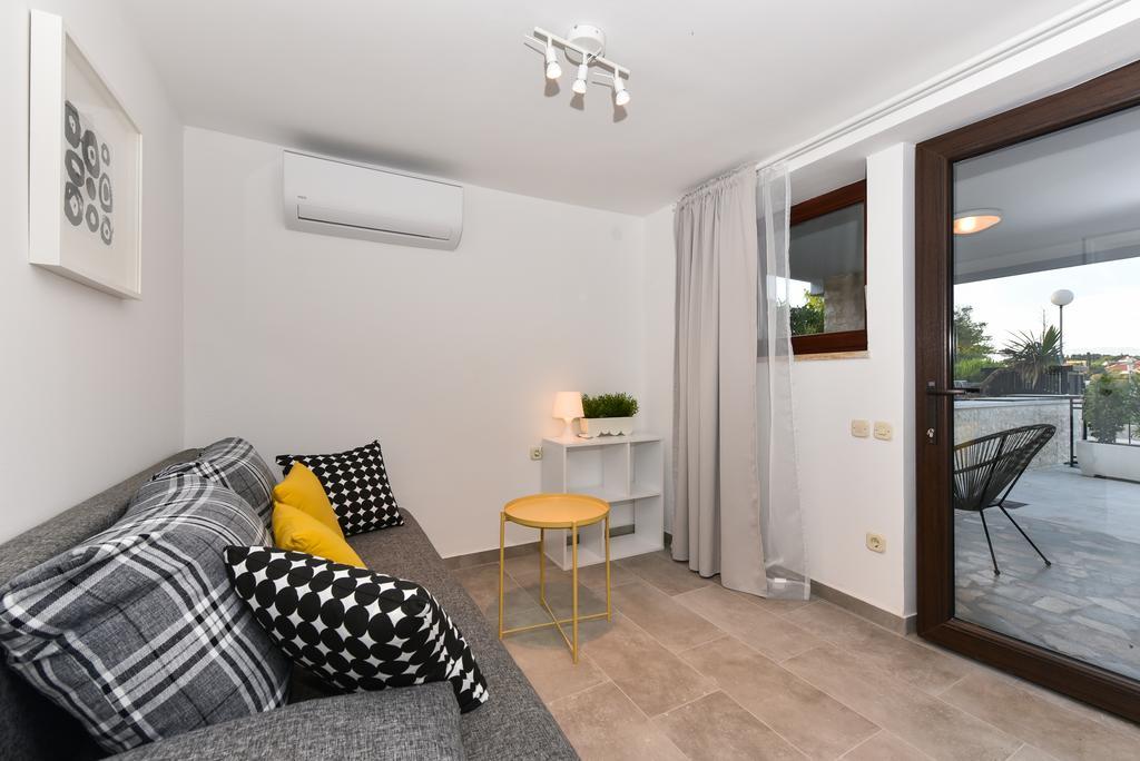 Mediterraneo Garden Apartments เพทรอซาเน ภายนอก รูปภาพ
