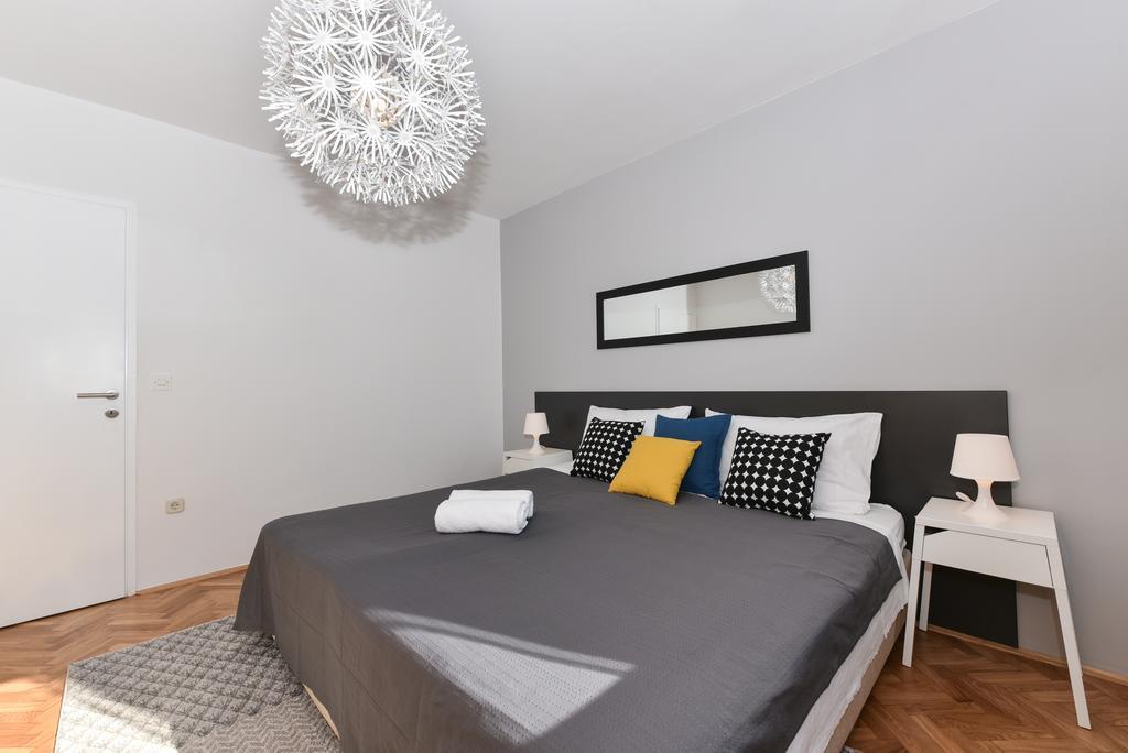 Mediterraneo Garden Apartments เพทรอซาเน ภายนอก รูปภาพ