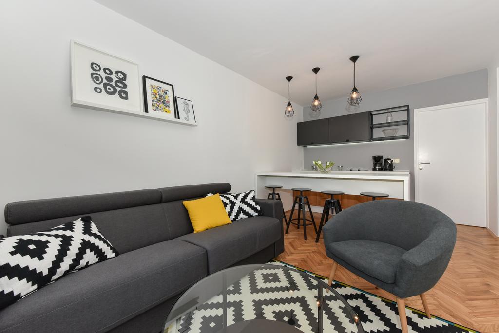 Mediterraneo Garden Apartments เพทรอซาเน ภายนอก รูปภาพ
