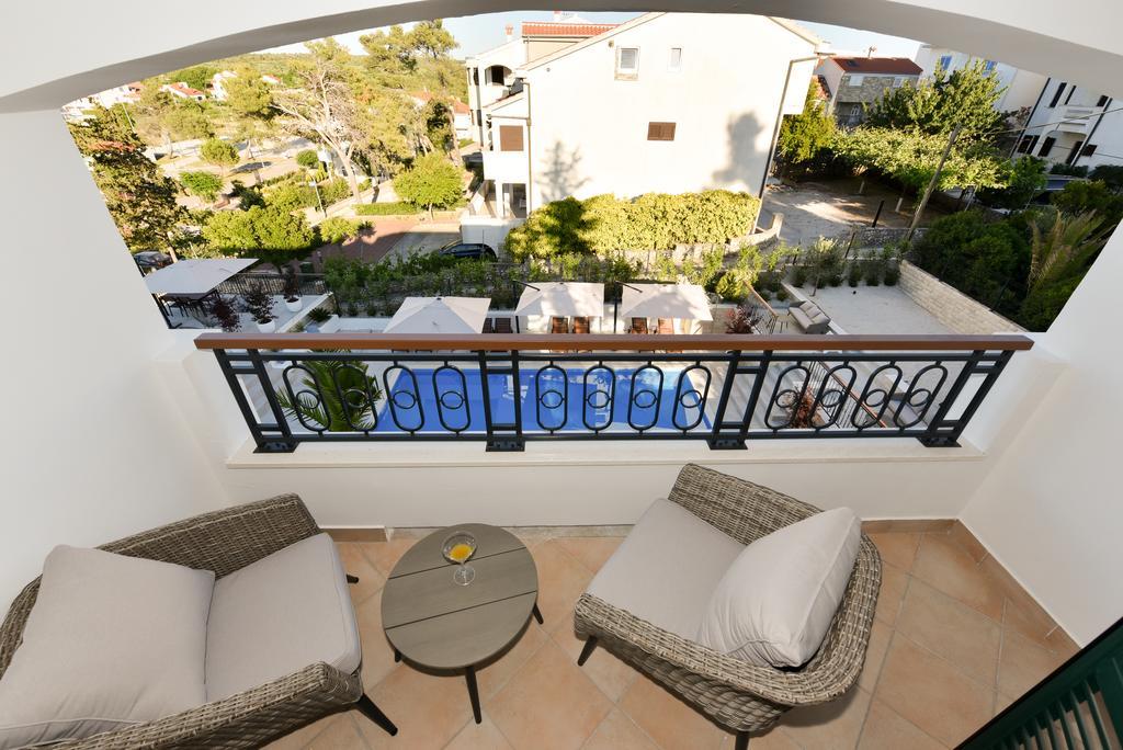 Mediterraneo Garden Apartments เพทรอซาเน ภายนอก รูปภาพ