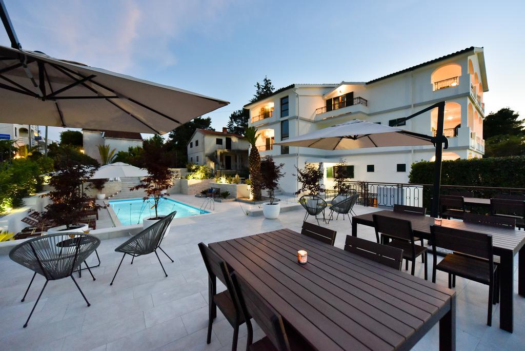 Mediterraneo Garden Apartments เพทรอซาเน ภายนอก รูปภาพ